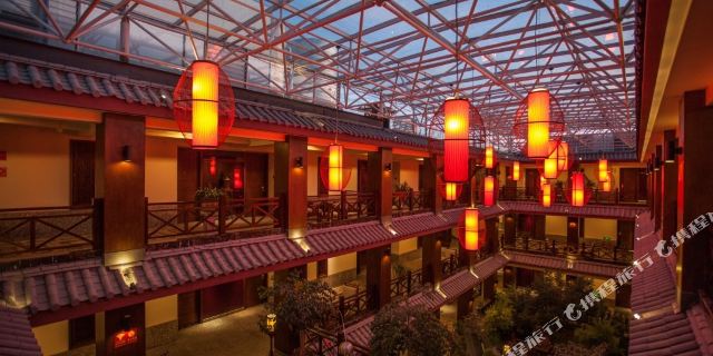 假日酒店位于丽江古城花马街,丽江特色餐饮和高端休闲娱乐会所集中区
