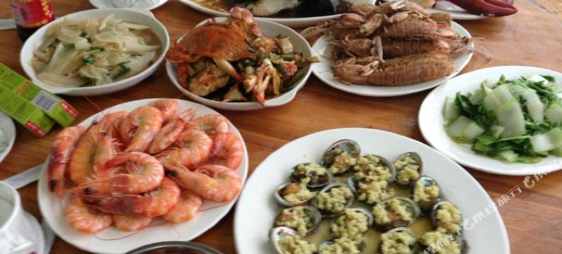 涠洲岛贝壳沙滩滨海海景木屋图片