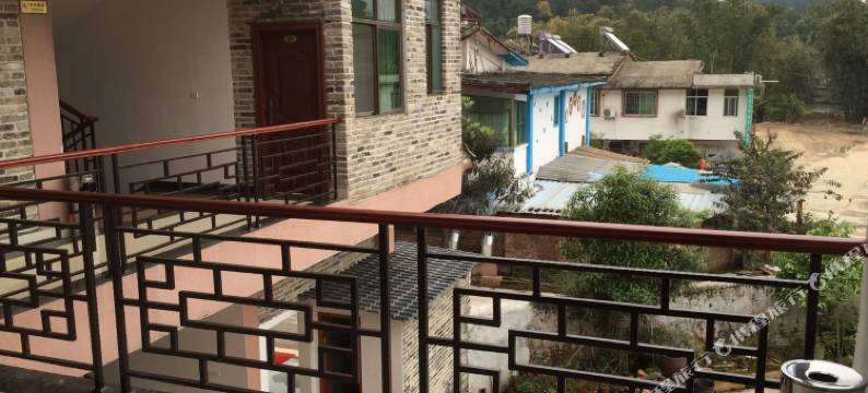 丹霞山聚客居图片