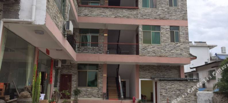 丹霞山聚客居图片