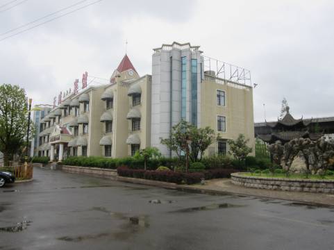 天威华青度假酒店(青岛跨海大桥海尔店)