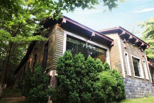 2018南昌象山森林假日酒店坐落于南昌市北郊象山森林公园,森林总面积