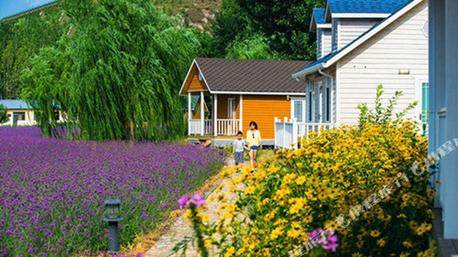 北京花海木屋酒店1晚 早餐 古北水镇门票·酒店位于密云人间花海景区