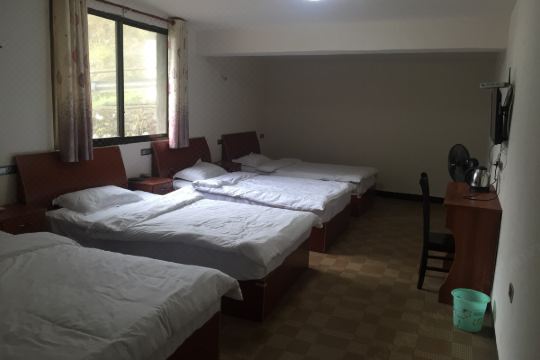 2013邻水大峡谷农家园位于天意谷景区停车场旁,集餐饮,住宿,商务娱乐