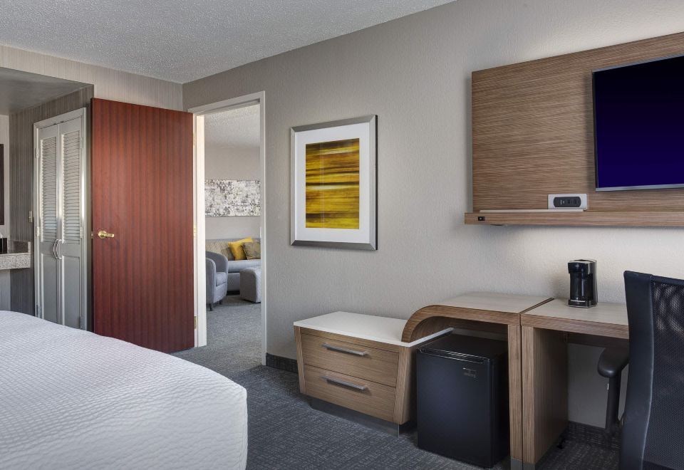 Courtyard New Orleans Warehouse Arts District Hotel Overview