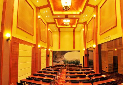 Holiday International Hotel Hotel Overview