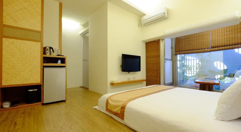 Light Clouds Kenting HostelHotel Overview