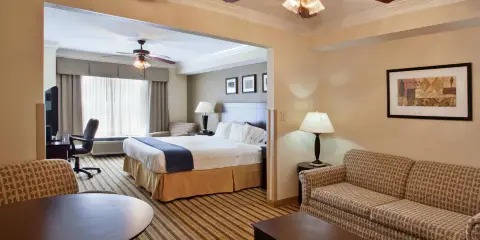 拜倫智選假日套房酒店