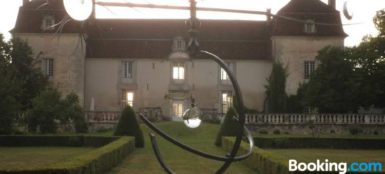 德克拉祖城堡住宿加早餐和乡间别墅酒店(Chambres d'Hôtes et Gîtes du Château de Clauzuroux)图片