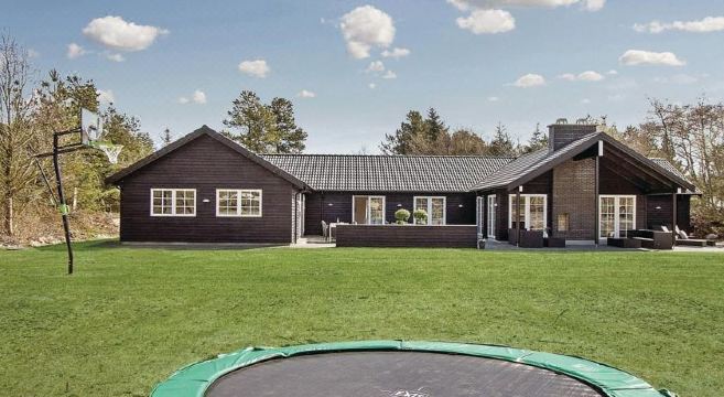 巴拉文159号度假屋 - 带桑拿浴室(9 Bedroom Awesome Home in Bl?vand)