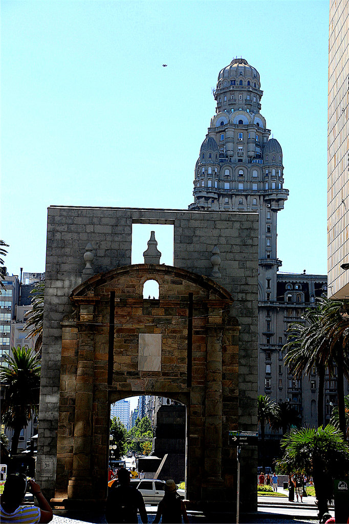 首都一日游 一大早我们就前往MONTEVIDEO的老城区，这里和布宜诺斯艾利斯一样，保存着古老的殖民