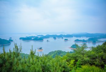 杭州千岛湖景区纯玩跟团1日游【千岛湖游船 游湖揽全景 】【船游千岛湖中心湖区，登梅峰岛之巅，将300余座岛屿尽收眼底】