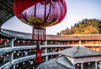 福建龙岩福建土楼王景区一日游【纯玩跟团+专业导游+特色午餐】【[纯净旅行]服务承诺：行程中无任何购物、真纯玩、纯净旅行！】