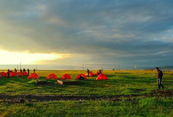 塔尔寺-拉脊山-日月山-青海湖二郎剑一日游【1[实力保障]我社是集国内、国际，组团、实力旅游公司，是青海省的明星企接待于一体的综合业，模范旅行社】