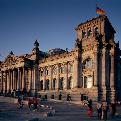 德国+柏林+国会大厦+勃兰登堡门+欧洲被害犹太人纪念碑+菩提树下大街+查理检查站一日游