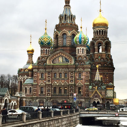 俄罗斯圣彼得堡彼得霍夫宫+救世主滴血大教堂+冬宫广场一日游