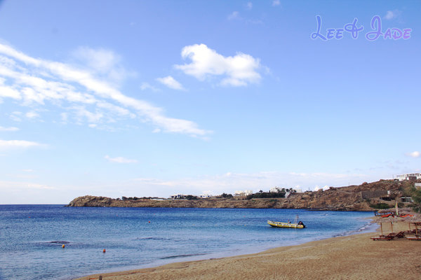 唯美希腊游之米克诺斯岛6 与前面两处“人间”海滩相比，天堂海滩小 些，水依然碧绿清澈，沙依然金黄细腻