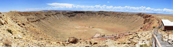 巴林杰陨石坑。这个可是造物者的光荣的，是2~5万年前重约7万吨的陨石撞入地球，形成的陨石坑。  陨石