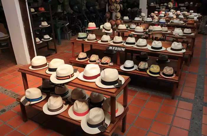 厄瓜多尔昆卡巴拿马帽 昆卡最有代表性的特产，恐怕巴拿马草帽要名列前茅了。可千万别以为这种草帽产自巴拿
