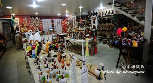 灵魂之城--萨尔瓦多2  广场前  店  小玩偶  项链  面具  广场上著名的当地小吃摊  一定要