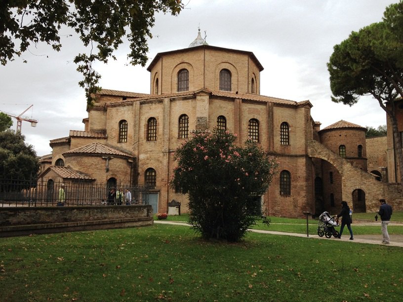 6. 圣维塔教堂Basilica di San Vitale始建于东哥特王国时期的527年，竣工于5