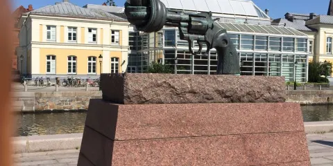 打結的手槍雕塑