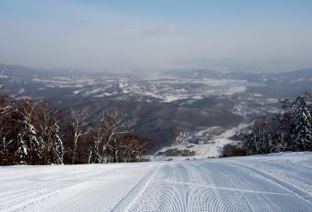 亚布力滑雪旅游度假区一日游【纯玩无自费、无购物—含雪服雪镜】【纯玩游——第一滑道、包厢缆车、马拉爬犁、滑雪门票、雪服雪镜、雪上飞碟全含】