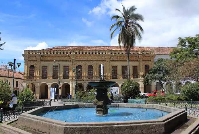 厄瓜多尔昆卡 昆卡是厄瓜多尔的第三大城市，也是全国最美丽的城市。它保留了古典风格浓厚的19世纪时期西