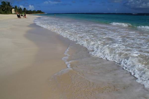 十月波多黎各的蓝天part9 FLAMENCO BEACH 被评为全球十大最美海滩之一。 白沙细腻，