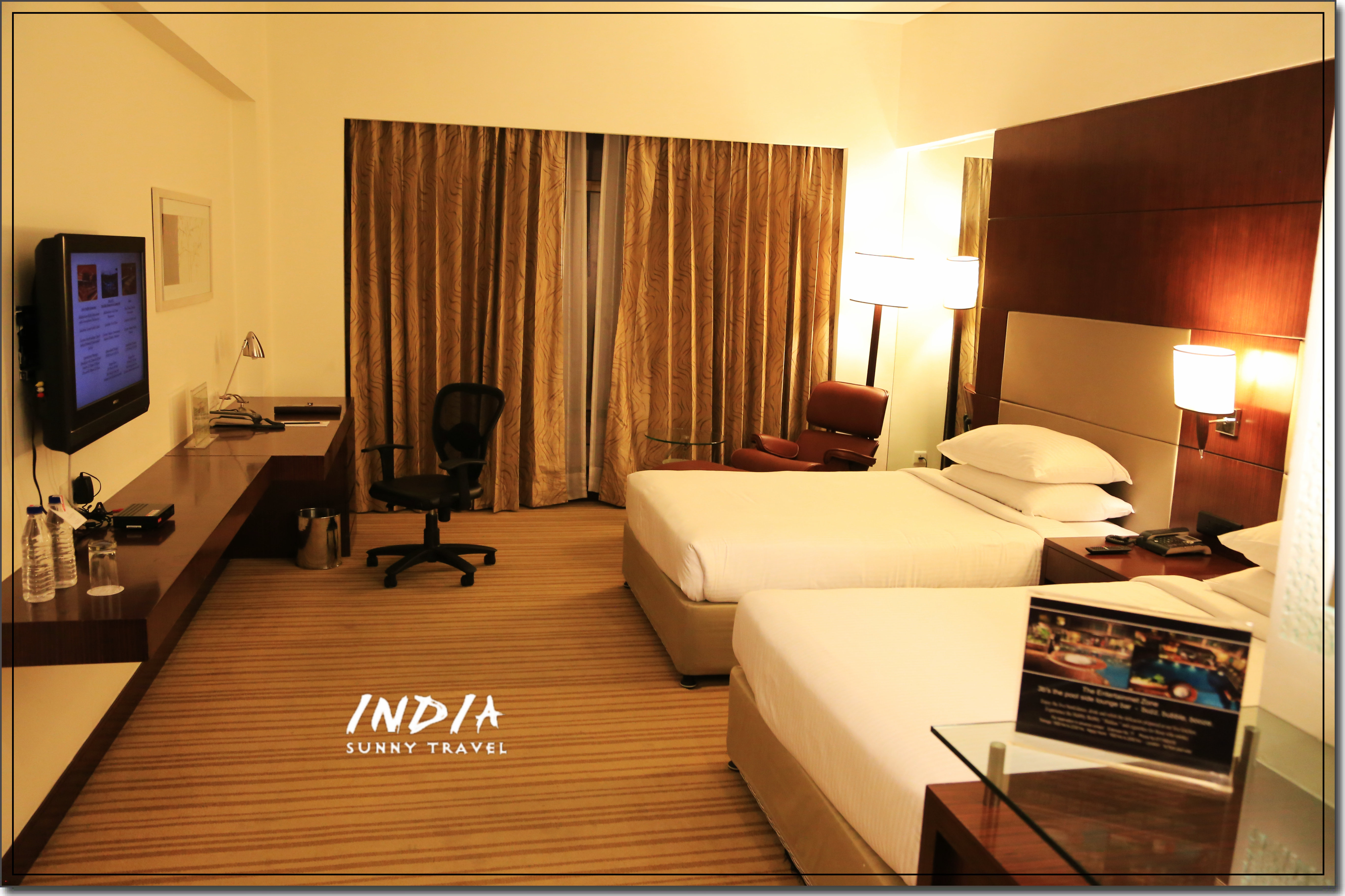 飞到德里已经是凌晨了，印度的入关效率很慢，到Country Inn & Suites酒店已经很晚了，