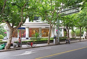 上海思南路+复兴公园+上海科学会堂+老克勒特色讲解半日游【[小众景点]打卡北欧挪威式建筑，解读花园洋房思南公馆，坐拥51栋历史悠久的花园洋房】