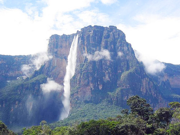 委内瑞拉的天堂瀑布 电影《阿凡达》的全球热映让人们对电影中的漂浮山和瀑布印象深刻。同时在电影《飞屋环