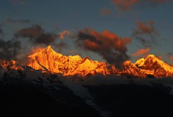 梅里雪山专线车【梅里日照打卡+下午出发次日返程+纯玩】【[缤纷景点]日照金山·梅里雪山+雾浓顶观景台+白马雪山+月亮湾+贺龙桥，带您玩转香格里拉！】