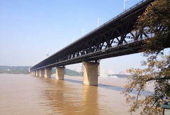 武大、湖北省博物馆、黄鹤楼、长江大桥、江汉路一日2-6人小团【安心服务：文博说导师，8人内小团、二环内上门接送、向导熟知武汉各地。】