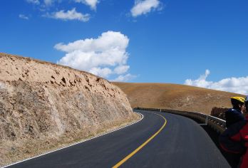 西宁+青海湖+茶卡盐湖一日游【西宁市区上门接送 /多个套餐】【[精致8人内商务小团]：游玩自由、上门接送，您在酒店等着我们的司机上门接即可。】