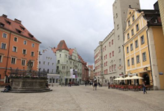 新普法尔广场景点图片