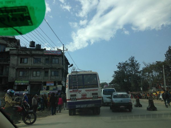 4一路向蓝 蓝毗尼 路上出发去加德满都市区咯。个人感觉道路还不错，只是太拥挤，很缓慢。  由于是第一