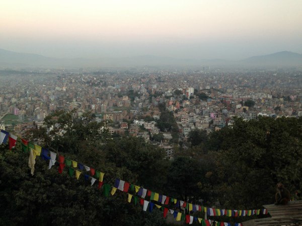 7一路向蓝 蓝毗尼 来到候庙就是要来对加都一览无疑啦!  在候庙遇见不丹来的修行人，有机会一定去不丹