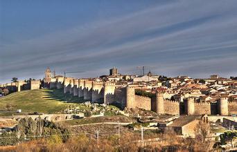 世界古城阿维拉 阿维拉Avila中世纪古老城墙位于海拔1127公尺的高原地带，是西班牙最高的都市，由