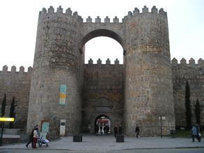感受历史气息-阿维拉 建于12世纪的古城，由9座城门、88个圆形碉堡和2500个城堞组成。城墙逐次连
