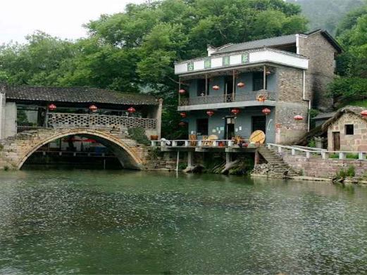 大汉皇族村景区