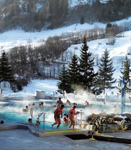 瑞士最古老的温泉疗养胜地 洛伊克巴德是阿尔卑斯最重要的温泉休养地，从罗马时代起就因温泉而闻名，人们会