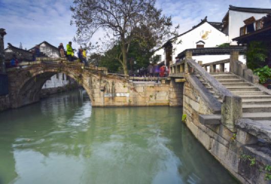 苏州周庄一日游【含环镇水上游  无强制消费 古城内上门接】【价格实惠的线路，乘画舫环镇水上游，欣赏古镇全貌。】