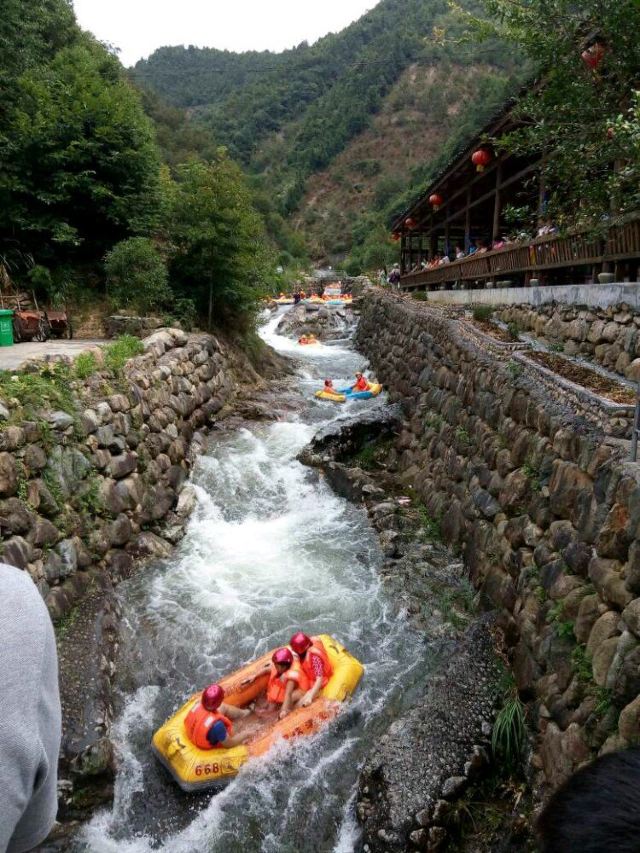 龍潭峽谷漂流
