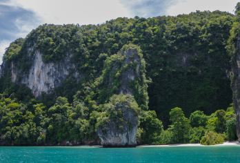 甲米红岛半日游丨赠甜品饮料丨午餐和椰子丨沙滩椅丨浮潜装备毛巾【静谧甲米经典特色跳岛游】