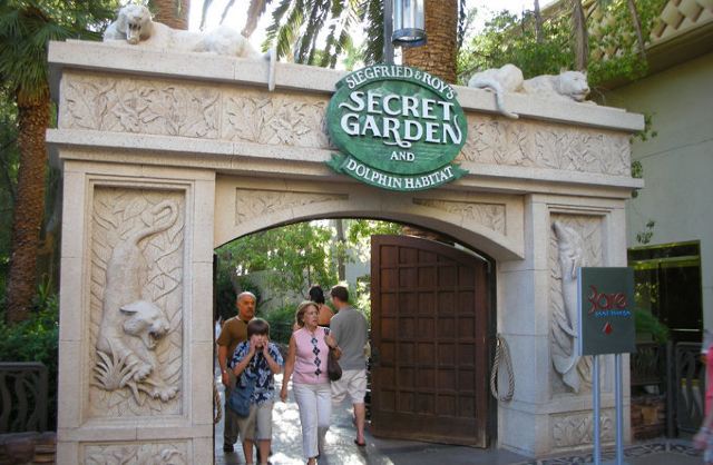 Siegfried Roy S Secret Garden Dolphin Habitat Attractions 我