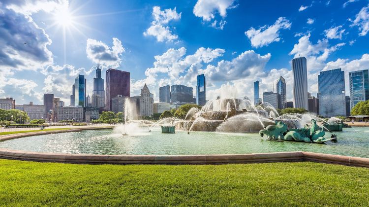 【Maple Foliage】6-Day Tour from Chicago·Chicago City Tour, Tahquamenon Falls, Milwaukee, Lake Huron, Lake Superior, Lake Michigan, Traverse City and Holland