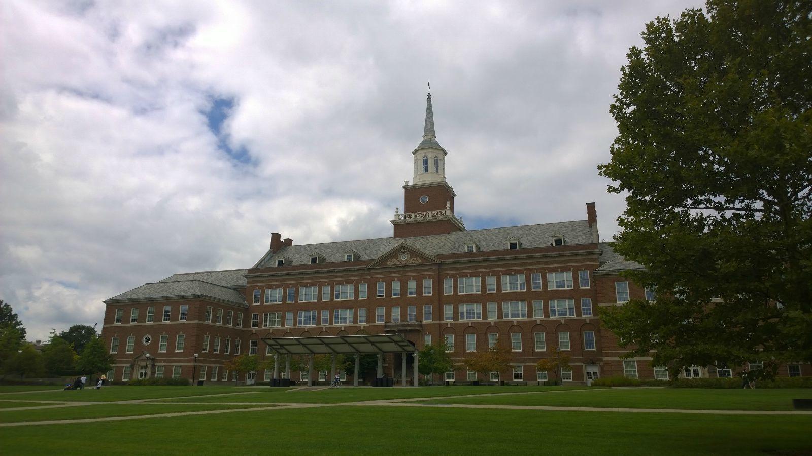University of Cincinnati类似Ucla也是美国知名公立大学，学校地形略有起伏所