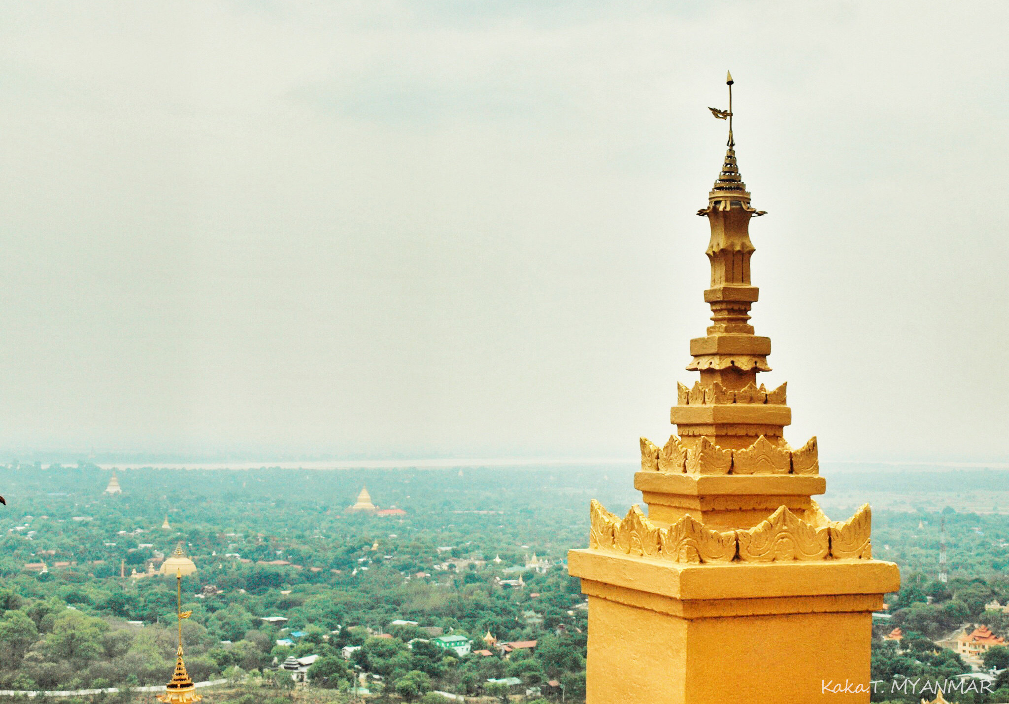 缅甸过去的王朝古都，座落于山上，可以俯瞰曼德勒。  缅甸有很多流浪猫和流浪狗，他们大多很瘦。比较有肉