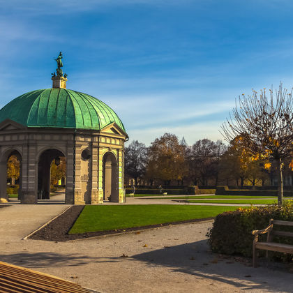 德国宁芬堡皇宫+圣母教堂+慕尼黑凯旋门+英国花园一日游